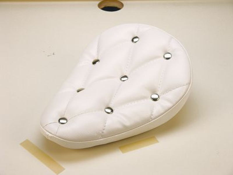 PIMPIN S SEAT WHT W/CHR BUTNS 632125